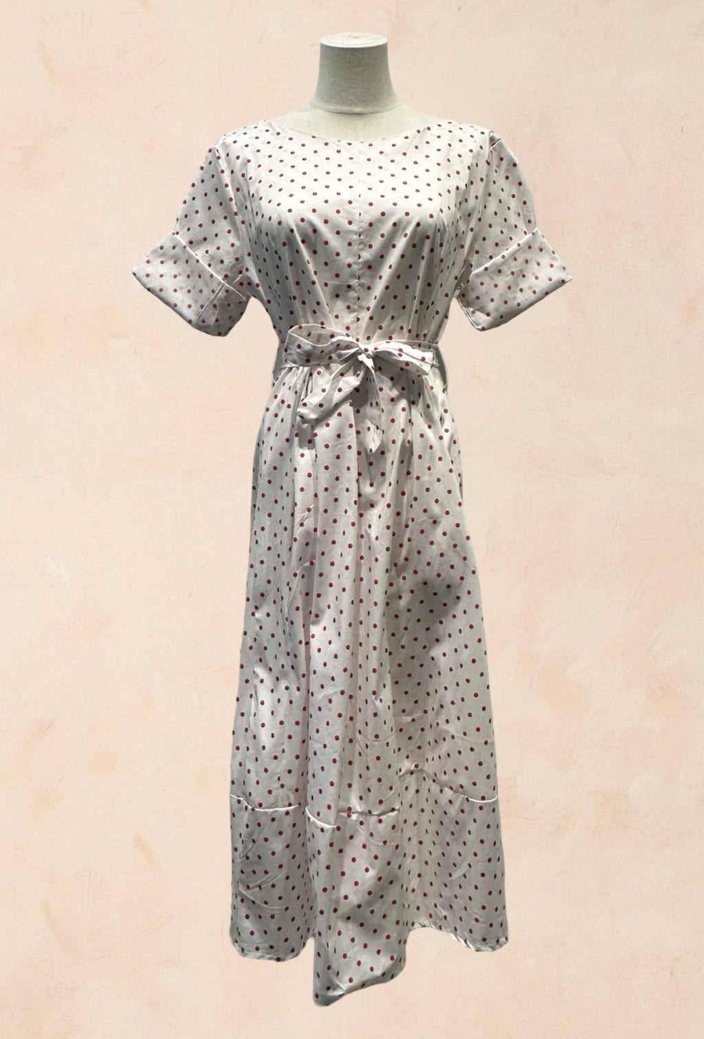 Robe à pois manches courtes revers col rond ceinture