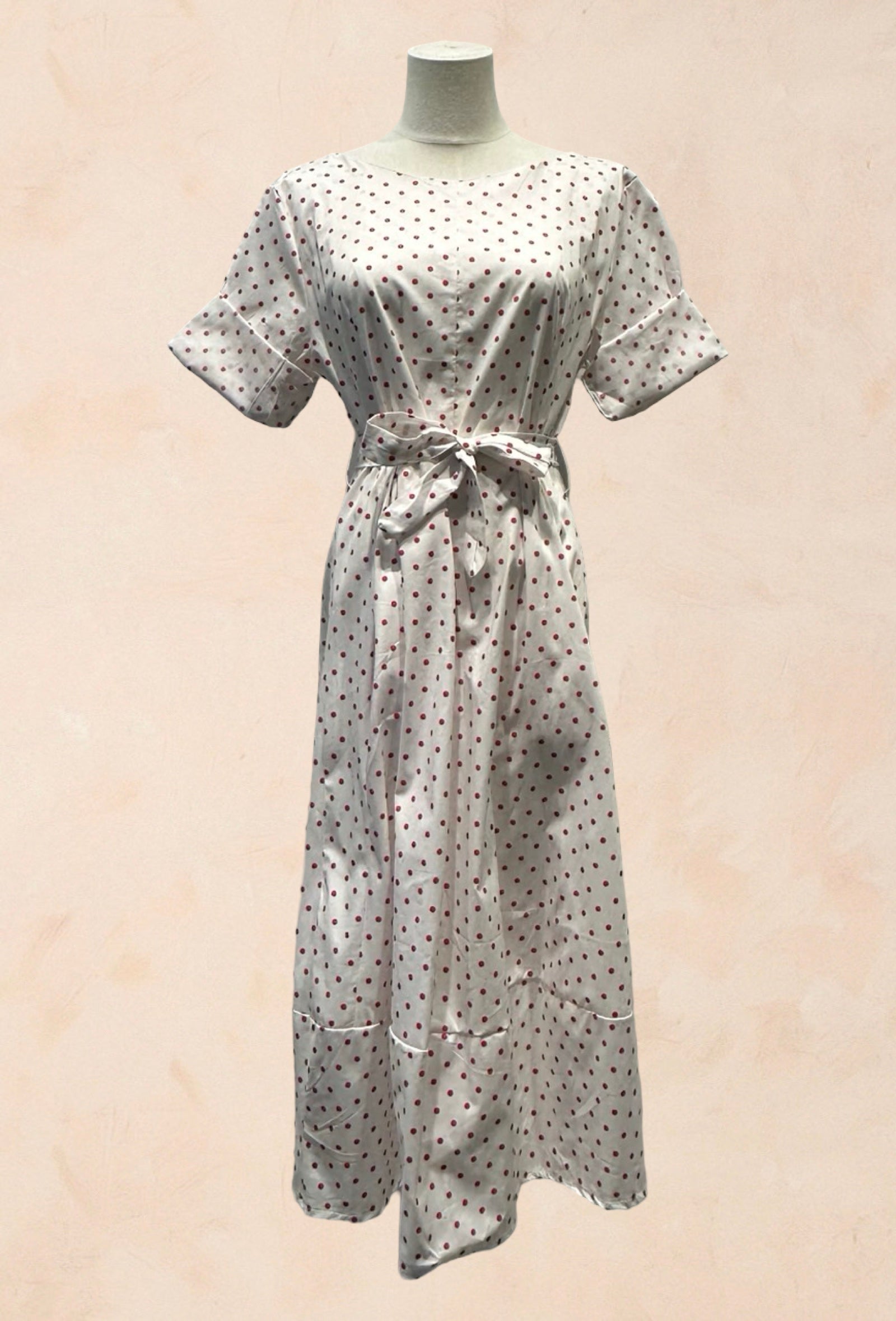 Robe à pois manches courtes revers col rond ceinture