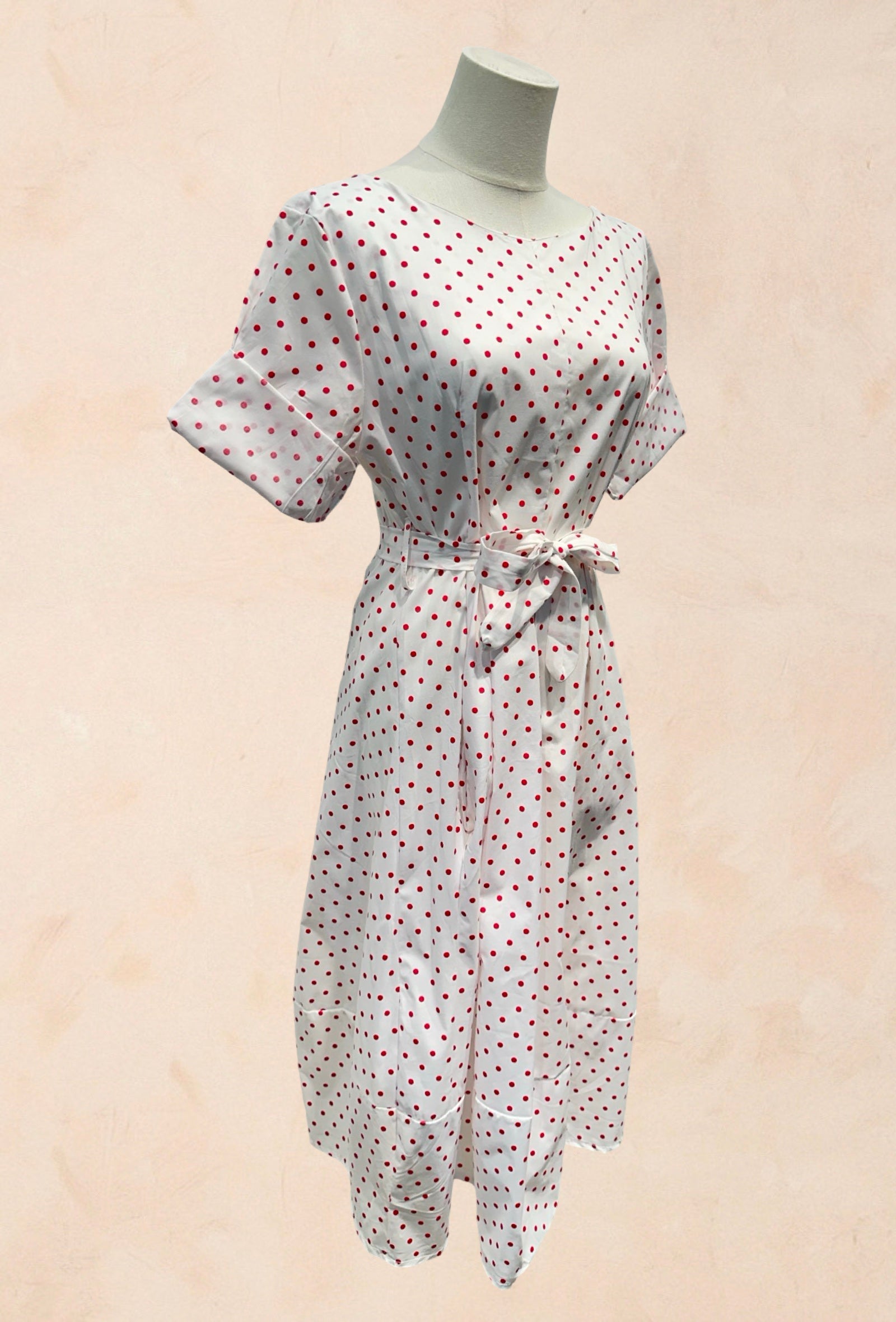 Robe à pois manches courtes revers col rond ceinture