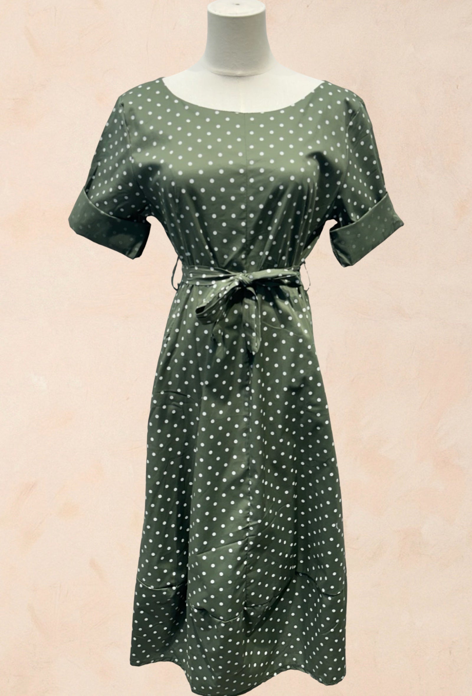 Robe à pois manches courtes revers col rond ceinture