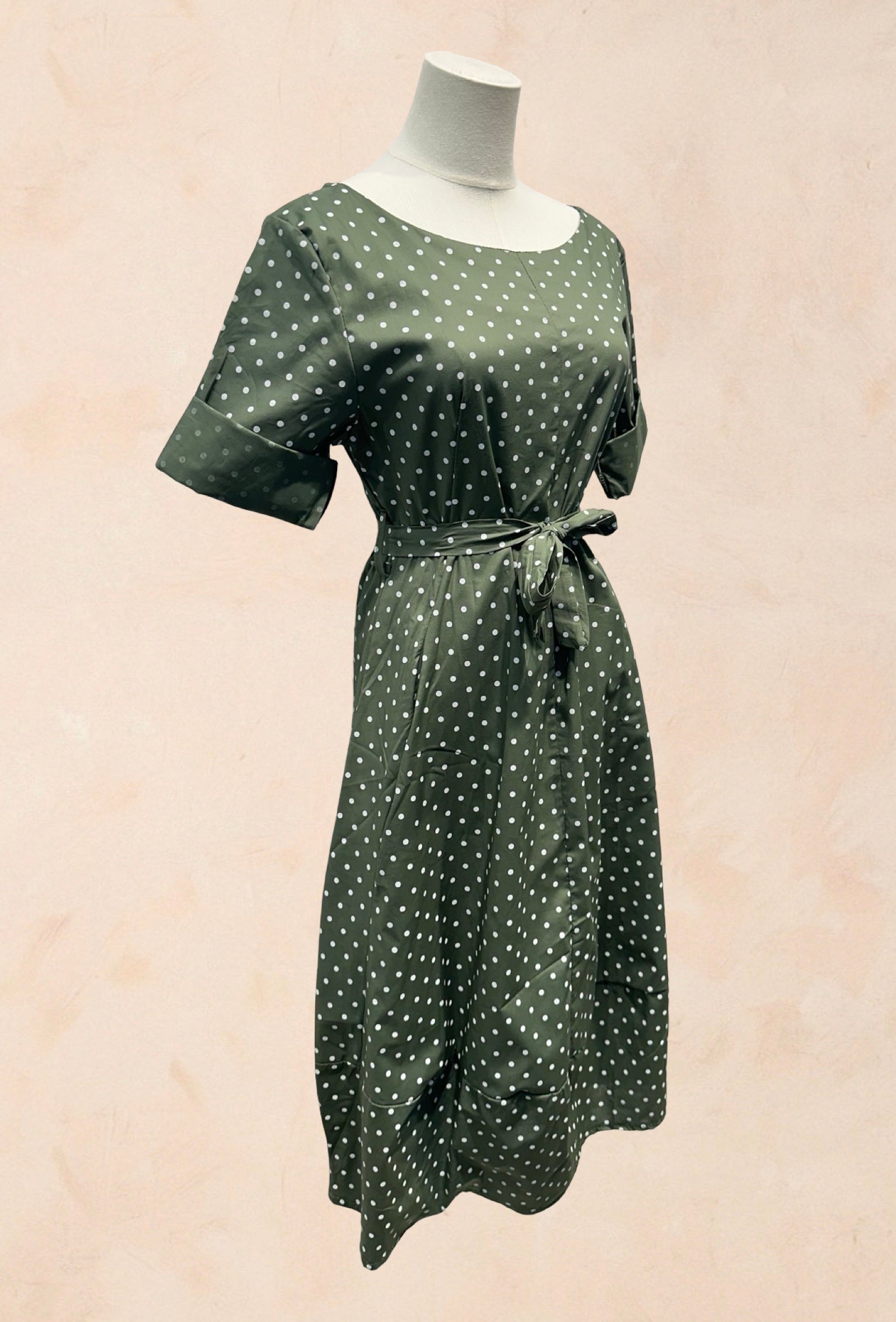 Robe à pois manches courtes revers col rond ceinture